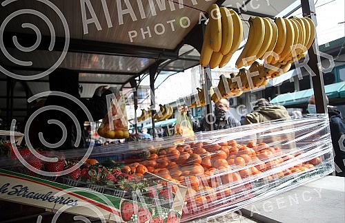 Because of the coronavirus, Belgrade markets operate three days a week on Thursdays, Fridays and Saturdays. Zbog korona virusa pijace u Beogradu rade tri dana nedeljno, cetvrtakom, petakom i subotom.