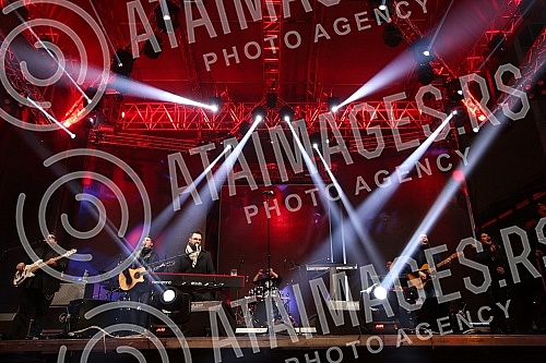 Citizens and tourists in Banja Luka welcomed the New Year 2022 on Krajina Square to the music of regional stars Petra Grasa and Neda Ukraden.Gradjani i turisti u Banjaluci docekali su Novu 2022. godinu na Trgu Krajine uz muziku regionalnih zvezda P