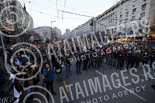  Protest for safe air no.4 started in Terazije, organized by a group of citizens of the Eco Guard, and after the address of the speakers, a walk to the Government of Serbia was announced.Na Terazijama je poceo protest Protest za bezopasan vazduh no