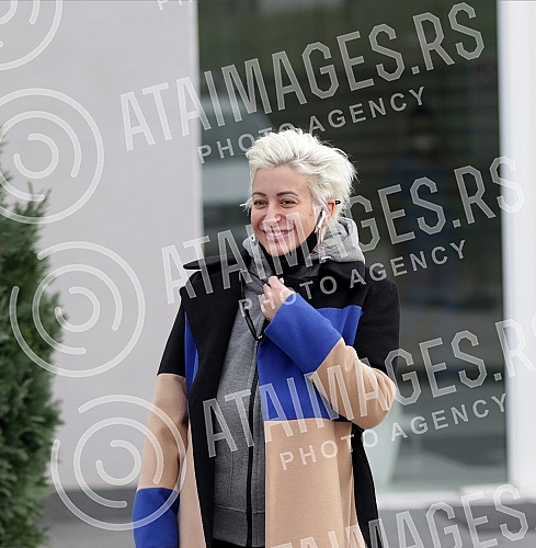 Television presenter Dusica Jakovljevic released from the clinic where she underwent surgery - breast augmentation.Televizijska voditeljka Dusica Jakovljevic izlazi iz klinike gde se podvrgla operaciji - povecanje grudi.