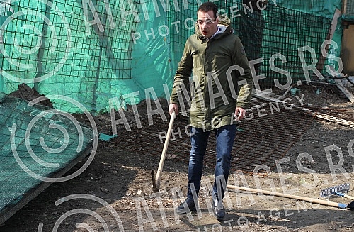 Cutting trees on Usce and Kalemegdan, as a preparation for mounting a gondola over the Sava River.
Seca drveca na Uscu i Kalemegdanu, kao priprema za postavljanje gondole preko reke Save. Cutting trees on Usce and Kalemegdan, as a preparation for mounting a gondola over the Sava River.
Seca drveca na Uscu i Kalemegdanu, kao priprema za postavljanje gondole preko reke Save.