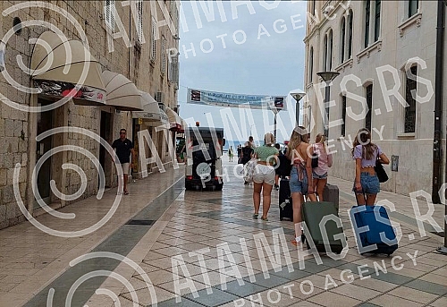 Start of the working week without big crowds in the center of Split in the early morning hours.Pocetak radne nedelje bez velikih guzvi u centru Splita u ranim jutarnjim casovima.