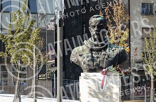 The monument was discovered by Dimitri Tucovic on Slavija Square.Otkriven spomenik Dimitriju Tucovic na trgu Slavija.