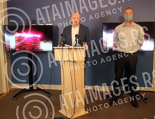 In the premises of the Party of Freedom and Justice, a press conference of the President of the SSP, Dragan Djilas, on the trial for the alleged violation of the ban on movement during curfew.
U prostorijama Stranke slobode i pravde konferencija za In the premises of the Party of Freedom and Justice, a press conference of the President of the SSP, Dragan Djilas, on the trial for the alleged violation of the ban on movement during curfew.
U prostorijama Stranke slobode i pravde konferencija za