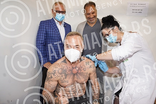 World-famous influencer and businessman of Italian origin Gianluca Vacchi and his partner Sharon Fonseca came to Belgrade today to receive the second dose of covid-19 vaccine at the Belgrade Fair.Svetski poznati influenser i biznismen italijanskog 