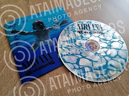 Cover and CD Nevermind, the second studio album of the American music group Nirvana, released on September 24, 1991 by Geffen Records.Omot i CD-a Nevermind, drugog studijskog albuma americke muzicke grupe Nirvana, objavljenog 24. septembra 1991. u