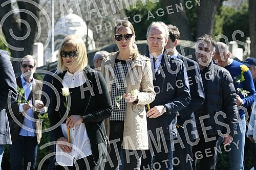 Members of the Democratic Party laid a wreath at the grave of slain Prime Minister Zoran Djindjic.Clanovi Demokratske stranke polozili su venac na grob ubijenog premijera Zorana Djindjica.