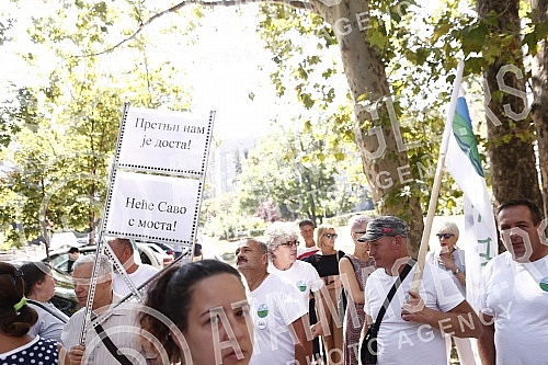 Behind the House of the National Assembly, a press conference was held for the Initiative for Change and the Alliance of Environmental Organizations of Serbia (SEOS) due to the violation of the Law on People's Initiative.Iza Doma Narodne skupstine