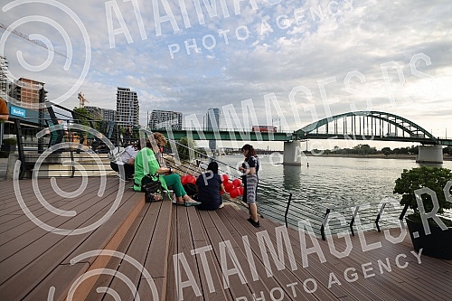 Citizens gathered at the Savanova restaurant, where Matej Peris was filmed going down the Sava River, and as a sign of honor and sorrow with which they sympathize, they threw flowers into the water and released balloons.
Gradjani su se okupili kod r Citizens gathered at the Savanova restaurant, where Matej Peris was filmed going down the Sava River, and as a sign of honor and sorrow with which they sympathize, they threw flowers into the water and released balloons.
Gradjani su se okupili kod r