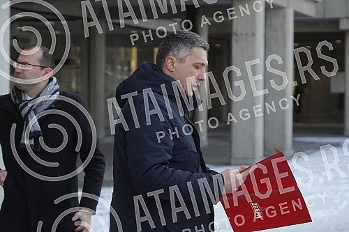 The president of the Serbian movement Dveri, Bosko Obradovic, held a press conference in front of the Second Basic Public Prosecutor's Office, on the occasion of filing criminal charges for theft in a referendum.Predsednik Srpskog pokreta Dveri Bos