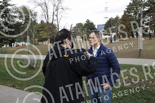In Tasmajdan Park, People's Party President Vuk Jeremic issued a statement regarding criminal charges against Serbian Prime Minister Ana Brnabic and Ministers Zorana Mihajlovic and Irena Vujovic in connection with plans to open a Rio Tinto lithium mi