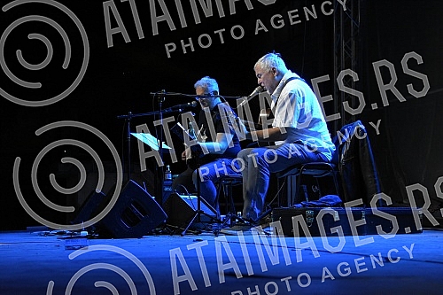 Singer Zoran Predin held a promotion of the book - Mongolian stains in the courtyard of the University and then a songwriting concert.Pevac Zoran Predin odrzao je promociju knjige - Mongolske mrlje u dvoristu Univerziteta a zatim i kantautorski konc