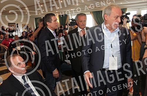 Extraordinary Assembly of Partizan Football Club was held at the Sports Centre Teleoptik. Vanredna skupstina Fudbalskog kluba Partizan odrzana u Sportskom centru Teleoptik. 