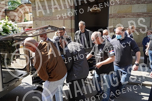 One of the greatest Serbian and Yugoslav singers of popular music, Djordje Marjanovic, was buried in the Alley of Merited Citizens at the New Cemetery.Jedan od najvecih srpskih i jugoslovenskih pevaca zabavne muzike Djordja Marjanovica sahranjen je