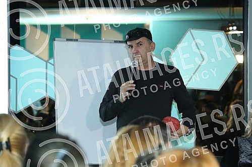 Well-known and award-winning children's book writer Uros Petrovic, one of the best IQ X solvers in the world, former president of Mensa and the Museum of Illusions, hosted a creative interactive evening.Poznati i nagradjivani pisac knjiga za decu -