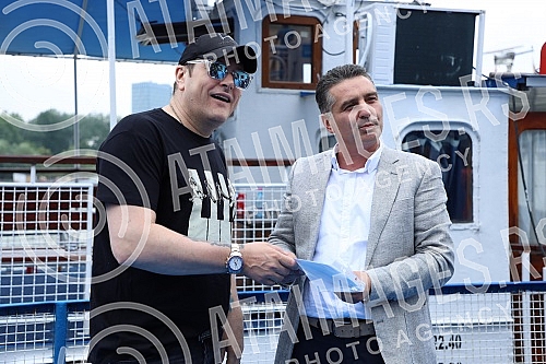 In anticipation of the scheduled concerts of Ace Pejovic on Tas, the singer organized an afternoon river cruise for the media.U susret zakazanim koncertima Ace Pejovica na Tasu, pevac je organizoavo popodnevno krstarenje rekom Savom za medije.