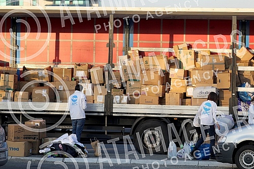 a parkingu kod Centra Sava, svajcarsko udruzenje Firdaus koje prikuplja pomoc za migrante, urucilo je Centru za zastitu i pomoc traziocima azila zimsku odecu, obucu i odecu za bebe. Ta pomoc ce zatim biti poslata u Sid, Presevo i Dimitrovgrad. 