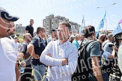 Workers of Kragujevac's Fiat blocked the highway near the Sava Center in Belgrade, as they announced because even after several rounds of negotiations they did not reach a solution with the Government of Serbia and the company on guarantees that ther Workers of Kragujevac's Fiat blocked the highway near the Sava Center in Belgrade, as they announced because even after several rounds of negotiations they did not reach a solution with the Government of Serbia and the company on guarantees that ther