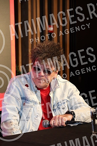 A press conference on the occasion of the announced second concert of the Red Apple group on April 15 in Kombank Hall was held at the Lisbon Club in Kombank Hall.Konferencija za medije povodom najavljenog drugog koncerta grupe Crvena jabuka  15. a