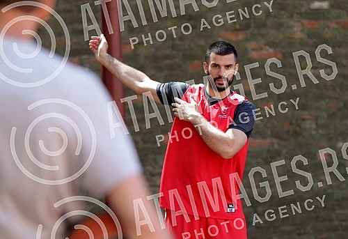 Red Star basketball players are returning to rhythm during training after a two-month break due to coronavirus pandemic. Kosarkasi Crvene zvezde se na treningu vracaju  u ritam posle dvomesecne pauze zbog pandemije korona virusa.