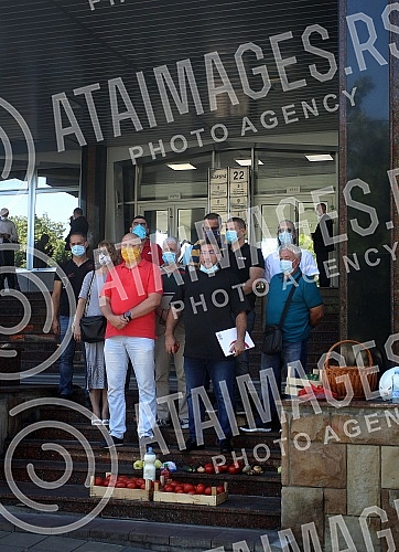 A press conference was held in front of the building of the Ministry of agriculture, at which the vice president of the Party of freedom and justice, Dejan Bulatovic, spoke on the topic: Why a serbian farmer throws a tomato. Ispred zgrade Ministars