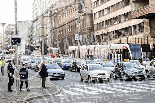 Protest of employees in auto-schools who are demanding the abolition of the provision on re-placement of licenses for instructors, lecturers and examiners.Protest zaposlenih u auto-skolama koji traze ukidanje odredbe o ponovnom polaganju licence za 