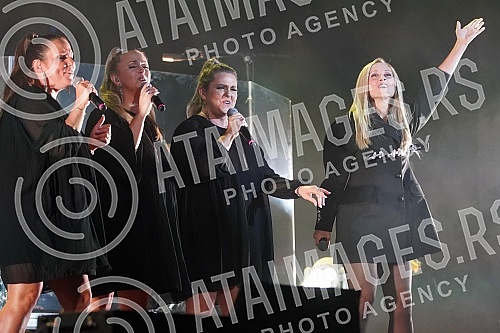 Belgian pop singer Lara Fabian held her first concert in Serbia on the stage of the Stark Arena in the form of a cross section of the biggest hits of her career.Belgijska pop pevacica Lara Fabian odrzala je svoj prvi koncert u Srbiji na sceni Stark