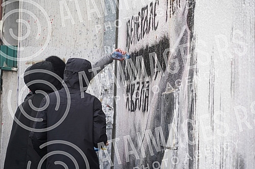 A group of young people gathered on the corner of Njegoseva and Aleksa Nenadovic and started cleaning the mural with the image of Ratko Mladic, on which a bucket of paint was thrown. Grupa mladih se okupila na uglu Njegoseve i Alekse Nenadovica i p