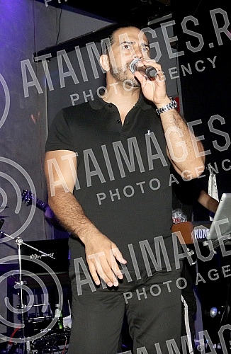 Performance of Adil (Adil Maksutovic) held on raft Na vodi kafana.Nastup Adila (Adil Maksutovic) na splavu Na vodi kafana.