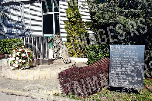 Representatives of the Serbian Army and the Socialist Company of Serbia laid wreaths on the occasion of the 23rd anniversary of the NATO aggression, at the monument to the fallen soldiers of the Guard and the patients of the Dragisa Misovic Hospital.