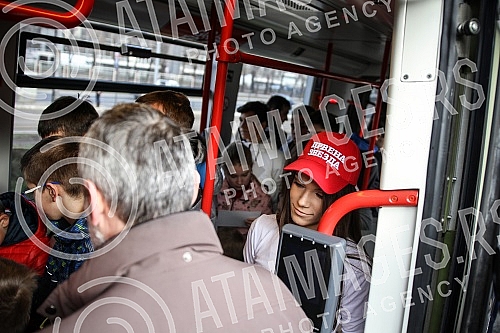 Red Star players have organized clubs with fans prior to the continuation of the Super League season - a tram ride through Belgrade.Fudbaleri Crvene zvezde organizovali su druzenje sa navijacima pred nastavak sezone u Superligi - voznjom tramvajem p