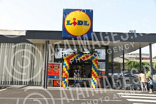 Lidl Serbia has opened a new store in Belgrade, in Karaburma, which is the 51st store of this chain in Serbia.Lidl Srbija otvorio je novu prodavnicu u Beogradu, na Karaburmi, koja cini 51. prodajni objekat ovog lanca u Srbiji.