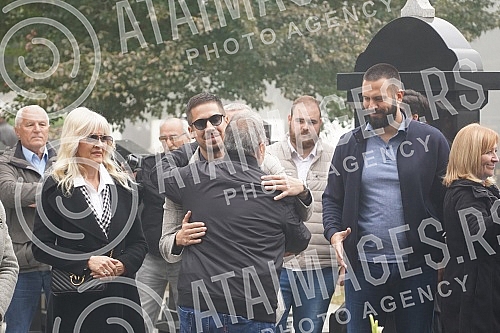 The commemoration on the occasion of one year since the death of Marinko Rokvic was held at the Bezanija cemetery.Pomen povodom godinu dana od smrti Marinka Rokvica odrzan je na Bezanijskom groblju.