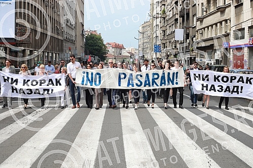 A new protest of a group of lawyers dissatisfied with the amendments to the Law on Civil Procedure was organized in front of the Serbian Bar Association. Ispred Advokatske komore Srbije organizovan je novi protest grupe advokata nezadovoljnih izmen