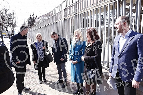 The president and vice-president of the Serbian movement Dveri, Bosko Obradovic and Ivan Kostic, held a press conference in front of the Embassy of the Russian Federation, condemning Vucic's decision to support a resolution against Russia.Predsedni