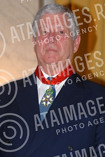 Dekretom predsednika Republike Francuske, Fransoa Olanda, prestolonaslednik Aleksandar Karadjordjevic odlikovan je najvisim francuskim odlikovanjem, ordenom Legije casti u rangu komandira. Orden urucila ambasadorka Republike Francuske u Srbiji Kristi