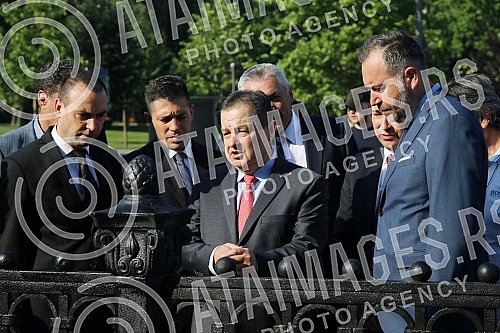 In front of the parliament building, a part of the assembly fence delivered from Northern Macedonia was handed over.Ispred zgrade parlamenta obavljena je primopredaja dela skupstinske ograde dopremljene iz Severne Makedonije. 