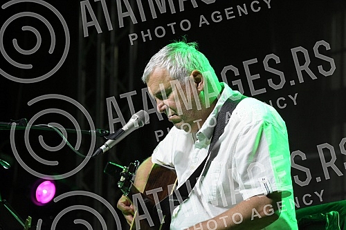Singer Zoran Predin held a promotion of the book - Mongolian stains in the courtyard of the University and then a songwriting concert.Pevac Zoran Predin odrzao je promociju knjige - Mongolske mrlje u dvoristu Univerziteta a zatim i kantautorski konc
