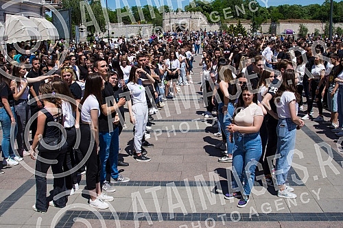 raduates of nis secondary vocational schools and grammar schoolsdanced the traditional Prom at the King of Milan Square at noon to the sounds of waltzes, which symbolically ended their schooling.Maturanti niskih srednjih strucnih skola i gimnazija 