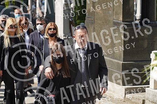 One of the greatest Serbian and Yugoslav singers of popular music, Djordje Marjanovic, was buried in the Alley of Merited Citizens at the New Cemetery.Jedan od najvecih srpskih i jugoslovenskih pevaca zabavne muzike Djordja Marjanovica sahranjen je