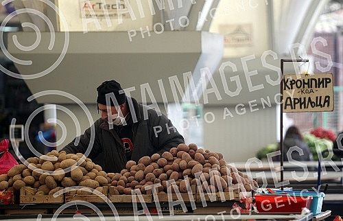 Because of the coronavirus, Belgrade markets operate three days a week on Thursdays, Fridays and Saturdays. Zbog korona virusa pijace u Beogradu rade tri dana nedeljno, cetvrtakom, petakom i subotom.