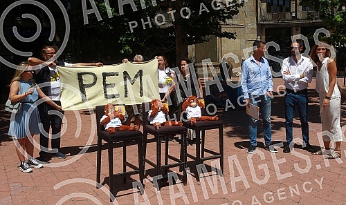 The Kreni-promeni movement and the Association for the Protection of Constitutionality and Legality organized a performance and a press conference in front of REM on the occasion of petitions to take away the frequency from Happy and Pink televisions