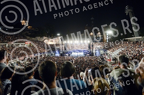 The Night of Music was held with the performance of Kolibri Choir, RTS Choir and Symphony Orchestra at the Tasmajdan Stadium.Odrzana Noc muzike uz nastup hora Kolibri, hora RTS i Simfonijskog orkestra na stadionu Tasmajdan. 