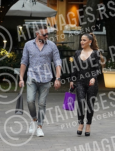 Singer Milica Jokic presented her project 3logija in the restaurant Topciderac, and celebrated with colleagues and associates the first million views for the song Nisi ti.Pevacica Milica Jokic je u restoranu Topciderac predstavila svoj projekat 3lo