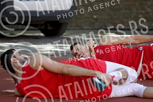 Red Star basketball players are returning to rhythm during training after a two-month break due to coronavirus pandemic. Kosarkasi Crvene zvezde se na treningu vracaju  u ritam posle dvomesecne pauze zbog pandemije korona virusa.
