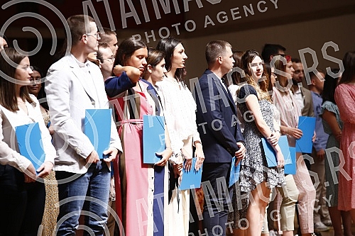 A ceremony was held at the Palace of Serbia on the occasion of awarding scholarships for doctoral students and their inclusion in scientific research.U Palati Srbija odrzana je svecanost povodom dodele ugovora o stipendiranju studenata doktorskih a