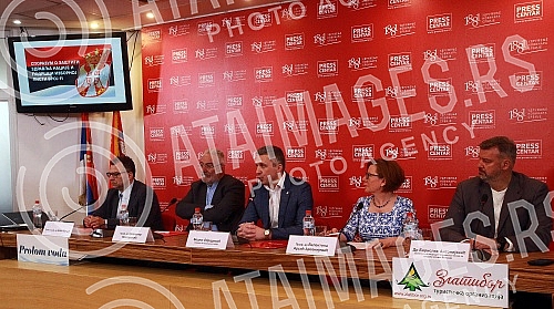 Agreement on cooperation between the Serbian movement Dveri signed, prim. prof. dr Aleka Racica, prof. dr Branimira Nestorovica and prof. Dr. Valentine Arsic Arsenijevic, and on that occasion a press conference was held.Potpisan Sporazum o saradnji