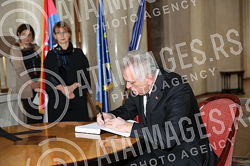 Tomislav Nikolic, predsednik Republike Srbije upisuje se u knjigu zalosti u ambasadi Republike Francuske povodom trodnevne zalosti i teroristickih napada u Parizu.