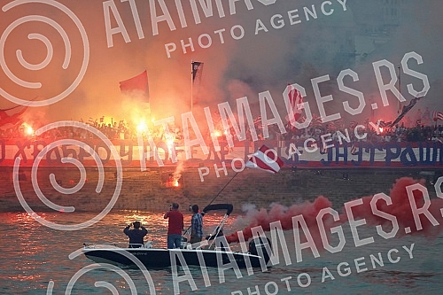 Zvezda's ball on the water - a spectacular celebration of the 32nd title of Serbian champion of fans and football players.Zvezdin bal na vodi - spektakularna proslava 32. titulu sampiona Srbije navijaca i fudbalera.