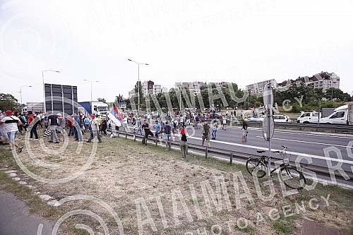Fiat workers ended the protest and blockade of the highway near the Sava Center shortly after 6 pm, after the agreement that the President of the Republic of Serbia, Aleksandar Vucic, would receive them on Saturday, at 9 am.
Radnici Fijata zavrsili Fiat workers ended the protest and blockade of the highway near the Sava Center shortly after 6 pm, after the agreement that the President of the Republic of Serbia, Aleksandar Vucic, would receive them on Saturday, at 9 am.
Radnici Fijata zavrsili